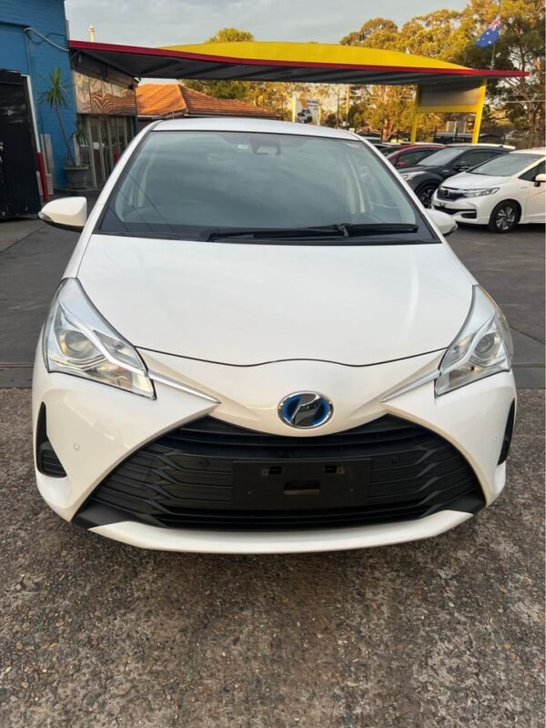 2019 Toyota Yaris Hybrid in excellent condition, driven 48,393 km with automatic transmission, white exterior, black interior, single-owner vehicle